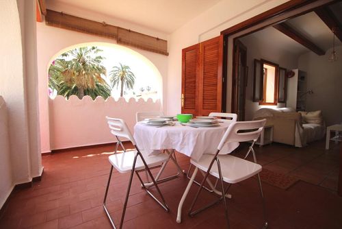 Cabañas 45 by homeprive Behagelig lejlighed i Denia, Costa Blanca, Spanien med fælles pool til 4 personer. Lejligheden er beliggende i et boligområde nær stranden, tæt på restauranter, barer og supermarkeder, og kun 25 m fra stranden....
