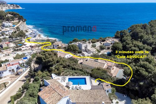 Casa Federico Encantadora y lujosa villa en Benissa, Costa Blanca, España, con una piscina privada para 8 personas. La villa se encuentra en una zona residencial de playa, en una colina y rodeada de árboles, a solo 200 m de la playa....