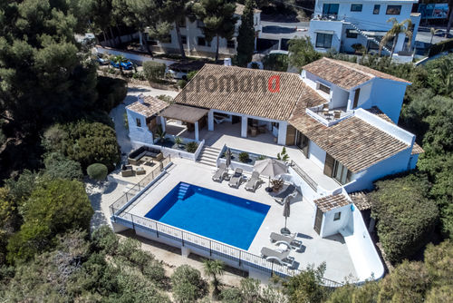 Casa Federico Schöne und luxuriöse Villa in Benissa, Costa Blanca, Spanien, mit einem privaten Pool für 8 Personen. Die Villa befindet sich in einer hügeligen, bewaldeten und Wohngegend am Strand, nur 200 m vom Strand entfernt....