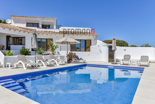Casa Federico Schöne und luxuriöse Villa in Benissa, Costa Blanca, Spanien, mit einem privaten Pool für 8 Personen. Die Villa befindet sich in einer hügeligen, bewaldeten und Wohngegend am Strand, nur 200 m vom Strand entfernt....