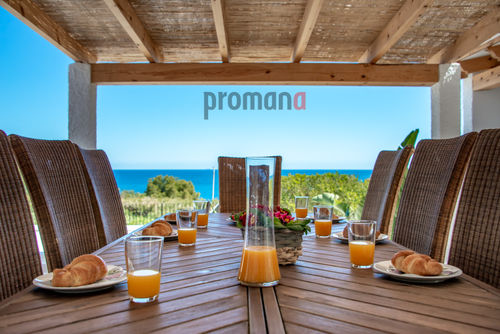 Casa Federico Encantadora y lujosa villa en Benissa, Costa Blanca, España, con una piscina privada para 8 personas. La villa se encuentra en una zona residencial de playa, en una colina y rodeada de árboles, a solo 200 m de la playa....