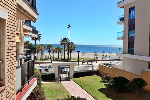 Beachfront Apartment Ronda 1H Apartamento con piscina comunitaria en Fuengirola, Andalucía, España, para 4 personas. El apartamento está situado en un complejo turístico de playa, en una zona urbana costera, cerca de restaurantes y bares, tiendas y supermercados, y a solo 25 m de la playa....
