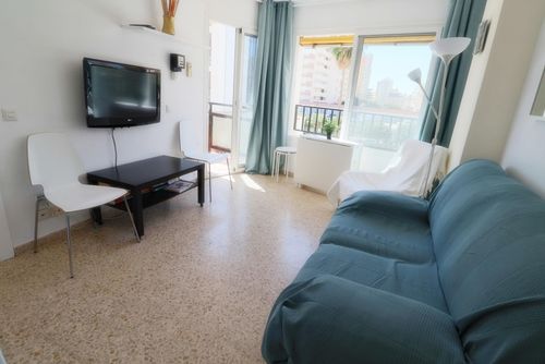 Beachfront Apartment Ronda 1H Apartamento con piscina comunitaria en Fuengirola, Andalucía, España, para 4 personas. El apartamento está situado en un complejo turístico de playa, en una zona urbana costera, cerca de restaurantes y bares, tiendas y supermercados, y a solo 25 m de la playa....