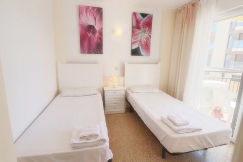 Beachfront Apartment Ronda 1H Apartamento con piscina comunitaria en Fuengirola, Andalucía, España, para 4 personas. El apartamento está situado en un complejo turístico de playa, en una zona urbana costera, cerca de restaurantes y bares, tiendas y supermercados, y a solo 25 m de la playa....