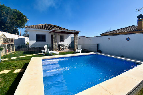 Pepi Ferienhaus in Chiclana de la Frontera, Costa de la Luz, Spanien mit privatem Pool für 4 Personen. Das Haus befindet sich in einer ländlichen Strandgegend und ist 3 km vom Strand La Barrosa entfernt....