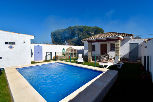 Pepi Ferienhaus mit privatem Pool in Chiclana de la Frontera, Costa de la Luz, Spanien für 4 Personen. Das Haus befindet sich in einer ländlichen Strandgegend und ist 3 km vom Strand La Barrosa entfernt....