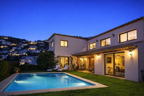 Sitges Julia con estilo Americano Mejicano  muy cuidada Vista impresionante   Area muy tranquila Villa de lujo en Sitges, Costa Dorada, España, con piscina privada para 8 personas. La villa se encuentra en una zona urbana de playa, montañosa y arbolada, a 1 km de la playa....