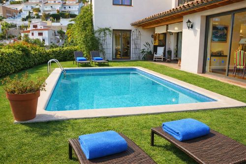 Sitges Julia con estilo Americano Mejicano  muy cuidada Vista impresionante   Area muy tranquila Villa de luxe à Sitges, Costa Dorada, Espagne, avec piscine privée pour 8 personnes. La villa est située dans une zone urbaine, boisée et en pente, à 1 km de la plage....