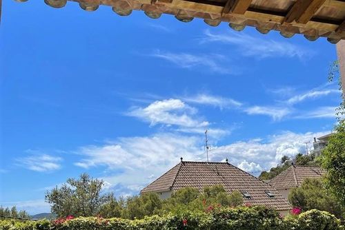 Sitges Julia con estilo Americano Mejicano  muy cuidada Vista impresionante   Area muy tranquila Lyxig villa i Sitges, Costa Dorada, Spanien med privat pool för 8 personer. Villan ligger i ett kuperat, skogklätt område nära stranden och är 1 km från havet....