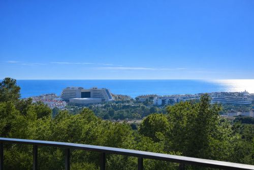 Sitges Julia con estilo Americano Mejicano  muy cuidada Vista impresionante   Area muy tranquila Villa de lujo en Sitges, Costa Dorada, España, con piscina privada para 8 personas. La villa se encuentra en una zona urbana de playa, montañosa y arbolada, a 1 km de la playa....