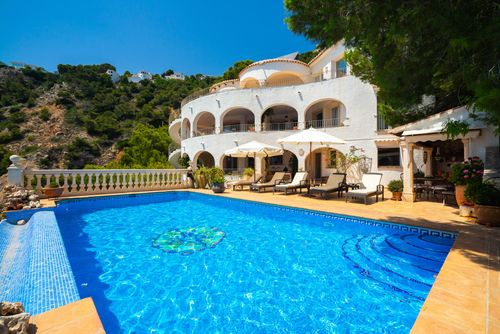 Paraiso al Mar Große und klassische Villa mit privatem Pool in Jávea, Costa Blanca, Spanien für 12 Personen. Das Haus befindet sich in einem Wohngebiet am Strand, 100 m vom Playa Ambolo Strand und 50 m vom Mittelmeer, Jávea, entfernt....