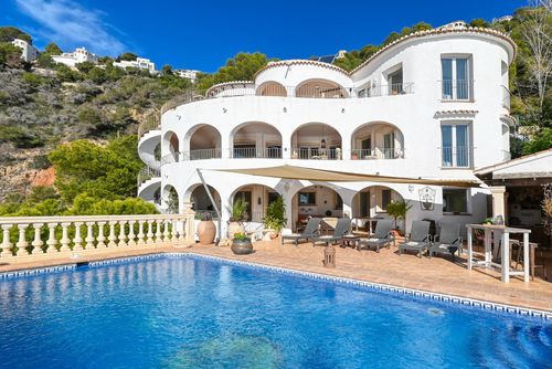 Paraiso al Mar Grote en klassieke villa met privézwembad in Jávea, Costa Blanca, Spanje voor 12 personen. Het huis is gelegen in een residentiële strandwijk, op 100 m van Playa Ambolo strand en 50 m van de Middellandse Zee, Jávea....
