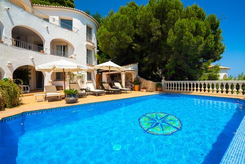 Paraiso al Mar Grote en klassieke villa met privézwembad in Jávea, Costa Blanca, Spanje voor 12 personen. Het huis is gelegen in een residentiële strandwijk, op 100 m van Playa Ambolo strand en 50 m van de Middellandse Zee, Jávea....