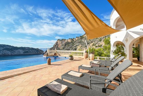Paraiso al Mar Grote en klassieke villa in Jávea, Costa Blanca, Spanje met privézwembad voor 12 personen. Het huis is gelegen in een residentiële strandomgeving, 100 meter van Playa Ambolo strand en 50 meter van Mediterráneo, Jávea....