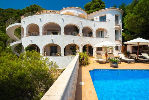 Paraiso al Mar Large and classic villa with private pool in Jávea, Costa Blanca, Spain for 12 people. The house is situated in a residential beach area, 100 m from Playa Ambolo beach and 50 m from the Mediterranean Sea, Jávea....