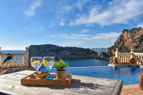 Paraiso al Mar Große und klassische Villa in Jávea, Costa Blanca, Spanien mit privatem Pool für 12 Personen. Das Haus befindet sich in einem Wohngebiet am Strand, 100 Meter vom Playa Ambolo Strand und 50 Meter vom Mittelmeer, Jávea, entfernt....