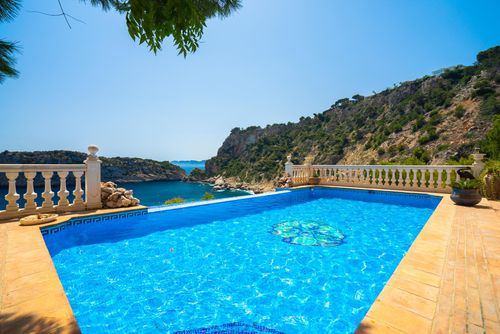 Paraiso al Mar Amplia y clásica villa en Javea, Costa Blanca, España, con piscina privada para 16 personas. La casa se encuentra en una zona residencial de playa, a 100 m de la Playa Ambolo y a 0....