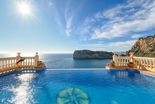 Paraiso al Mar Grande e classica villa a Jávea, Costa Blanca, Spagna con piscina privata per 12 persone. La casa è situata in una zona residenziale vicino alla spiaggia, a 100 metri dalla spiaggia di Playa Ambolo e a 50 metri dal Mediterráneo, Jávea....