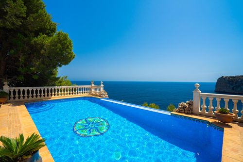 Paraiso al Mar Large and classic villa in Javea, Costa Blanca, Spain with private pool for 16 persons. The house is situated in a residential beach area, 100 m from Ambolo Beach and 0....