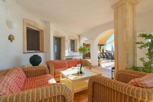 Paraiso al Mar Große und klassische Villa in Jávea, Costa Blanca, Spanien mit privatem Pool für 12 Personen. Das Haus befindet sich in einem Wohngebiet am Strand, 100 Meter vom Playa Ambolo Strand und 50 Meter vom Mittelmeer, Jávea, entfernt....