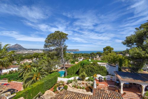 Las Macadas 10 pax Grande et confortable villa avec piscine privée à Xàbia, Costa Blanca, Espagne, pour 10 personnes. La maison est située dans un quartier résidentiel près de la plage et se trouve à 2 km de la plage El Arenal, Xàbia....