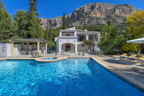 Basilmary Magnifique et confortable villa à Jávea, Costa Blanca, Espagne, avec piscine privée pour 6 personnes. La maison est située dans une zone résidentielle proche de la plage et à 4 km de la plage de La Grava, Jávea....