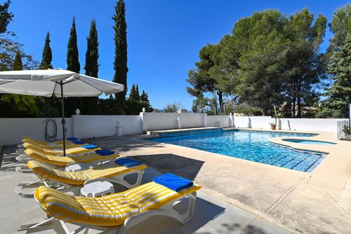Basilmary Wunderbare und komfortable Villa in Jávea, Costa Blanca, Spanien mit privatem Pool für 6 Personen. Das Haus liegt in einem Wohngebiet am Strand und 4 km vom Strand La Grava, Jávea entfernt....