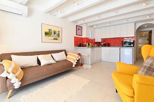 Basilmary Maravillosa y confortable villa en Jávea, Costa Blanca, España con piscina privada para 6 personas. La casa está situada en una zona residencial de playa y a 4 km de la playa de La Grava, Jávea....