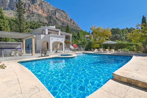 Basilmary 4 pax Magnifique et confortable villa à Xàbia, Costa Blanca, Espagne avec piscine privée pour 4 personnes. La maison est située dans un quartier résidentiel balnéaire et à 4 km de la plage La Grava, Xàbia....