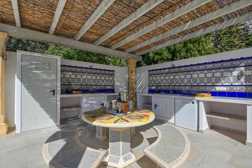 Basilmary 4 pax Maravillosa y cómoda villa en Xàbia, Costa Blanca, España con piscina privada para 4 personas. La casa está situada en una zona residencial de playa y a 4 km de la playa La Grava, Xàbia....