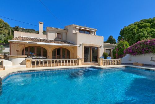 Gloria Villa classica e allegra a Jávea, Costa Blanca, Spagna, con piscina privata per 6 persone. La casa è situata in una zona residenziale vicino alla spiaggia e a 2 km da La Grava, la spiaggia di Jávea....