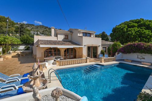 Gloria Klassieke en vrolijke villa in Xàbia, Costa Blanca, Spanje met privézwembad voor 6 personen. Het huis is gelegen in een residentiële strandomgeving en op 2 km van La Grava, het strand van Xàbia....