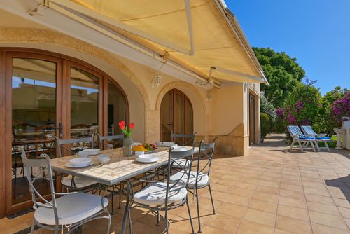 Gloria Villa classica e accogliente a Xàbia, Costa Blanca, Spagna, con piscina privata per 6 persone. La casa è situata in una zona residenziale vicino alla spiaggia, a 2 km dalla spiaggia La Grava, Xàbia....