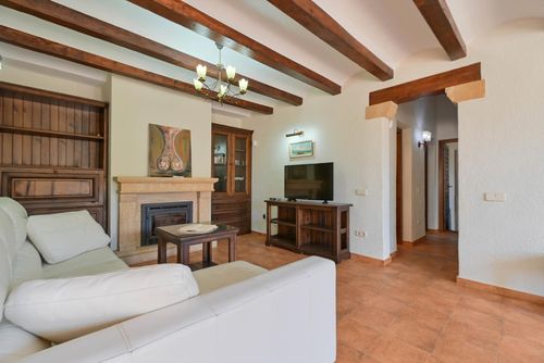 Gloria Klassieke en vrolijke villa in Jávea, Costa Blanca, Spanje met privézwembad voor 6 personen. Het huis is gelegen in een residentiële strandwijk en op 2 km van La Grava, het strand van Jávea....