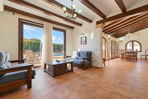 Gloria Klassieke en vrolijke villa in Xàbia, Costa Blanca, Spanje met privézwembad voor 6 personen. Het huis is gelegen in een residentiële strandomgeving en op 2 km van La Grava, het strand van Xàbia....