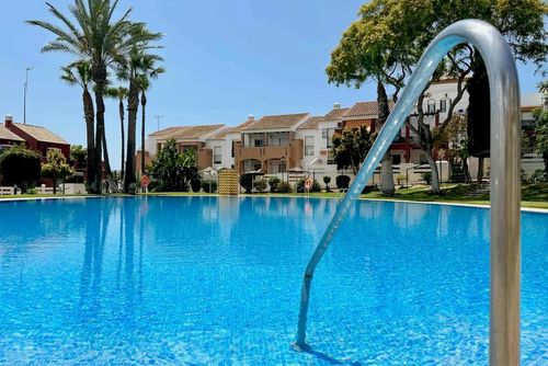Aldea del Coto Apartamento encantador y cómodo en La Barrosa, Costa de la Luz, España, con piscina comunitaria para 6 personas. El apartamento está situado en una zona residencial de playa, cerca de restaurantes y bares, tiendas y supermercados, y a 1 km de la playa de La Barrosa....