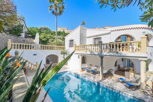 Villa Milugar: Javea, Costa Blanca, Spanje. Buiten eethoek, Zwembad, Ligbedden, Buitenmeubels, Barbecue, Palmbomen en Terras