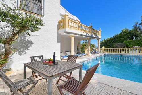 Milugar Schöne und fröhliche Villa in Jávea, Costa Blanca, Spanien mit privatem Pool für 8 Personen. Das Haus befindet sich in einem Wohnstrandgebiet....