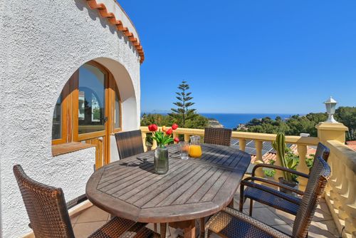 Milugar Schöne und fröhliche Villa in Jávea, Costa Blanca, Spanien mit privatem Pool für 8 Personen. Das Haus befindet sich in einem Wohnstrandgebiet....