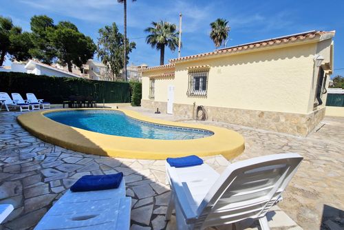 La Gallega Maison classique et confortable avec piscine privée à Denia, Costa Blanca, Espagne, pour 6 personnes. La maison est située dans un quartier résidentiel près de la plage, à proximité de restaurants, bars et boutiques, et à 200 m de la plage de Las Brisas....