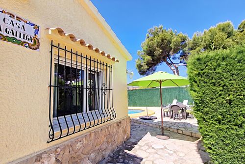 La Gallega Casa clásica y cómoda en Denia, Costa Blanca, España, con piscina privada para 6 personas. La casa está situada en una zona residencial de playa, cerca de restaurantes, bares y tiendas, y a 200 m de la playa Las Brisas....