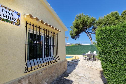 La Gallega Classic and comfortable house in Denia, Costa Blanca, Spain with a private pool for 6 persons. The house is situated in a residential beach area, close to restaurants, bars, and shops, and 200 m from Las Brisas beach....
