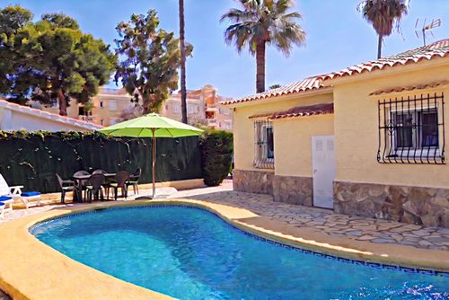 La Gallega Klassisches und komfortables Haus in Denia, Costa Blanca, Spanien mit privatem Pool für 6 Personen. Das Haus befindet sich in einem Wohngebiet in Strandnähe, in der Nähe von Restaurants, Bars und Geschäften, und 200 m vom Strand Las Brisas entfernt....