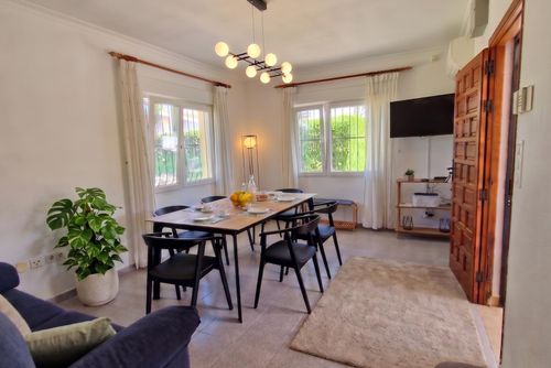 La Gallega Klassisches und komfortables Haus in Denia, Costa Blanca, Spanien mit privatem Pool für 6 Personen. Das Haus befindet sich in einem Wohngebiet in Strandnähe, in der Nähe von Restaurants, Bars und Geschäften, und 200 m vom Strand Las Brisas entfernt....