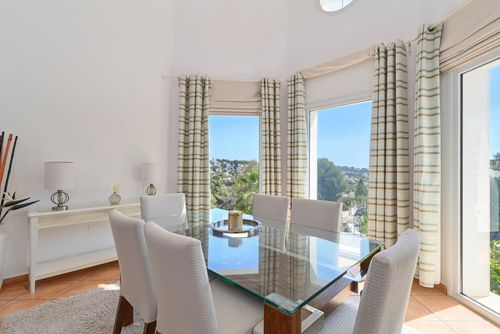 Lara 4 pax Moderna y cómoda casa de vacaciones con piscina privada en Benissa, Costa Blanca, España para 4 personas. La casa está situada en una zona residencial de playa, a 4 km de la playa Cala Baladrar y a 4 km de Moraira....
