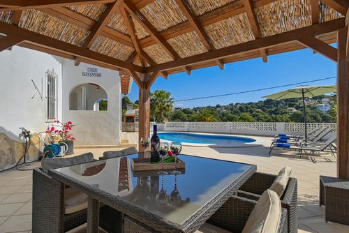 Charlotte 4 pax Casa de vacaciones moderna y cómoda en Benissa, Costa Blanca, España, con piscina privada para 4 personas. La casa está situada en una zona residencial de playa, a 2 km de la playa Cala Baladrar y a 5 km de Moraira....