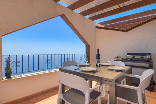 Dailly Appartement merveilleux et confortable à Benitachell, Costa Blanca, Espagne avec piscine commune pour 4 personnes. L'appartement est situé dans un quartier résidentiel de plage, à 3 km de la plage de Cala Moraig et à 3 km de Poble Nou de Benitachell....