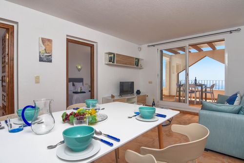 Dailly Heerlijk en comfortabel appartement in Benitachell, Costa Blanca, Spanje met gemeenschappelijk zwembad voor 4 personen. Het appartement bevindt zich in een residentiële strandomgeving, 3 km van het strand Cala Moraig en 3 km van Poble Nou de Benitachell....