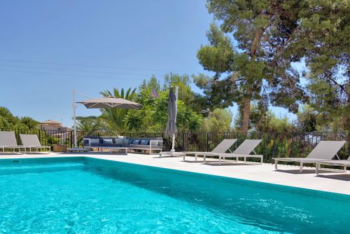 Villa La Bonita Hermosa y lujosa villa con piscina climatizada en Moraira, Costa Blanca, España para 6 personas. La villa está situada en una zona de playa residencial y montañosa a 2 km de la Playa de la Ampolla....
