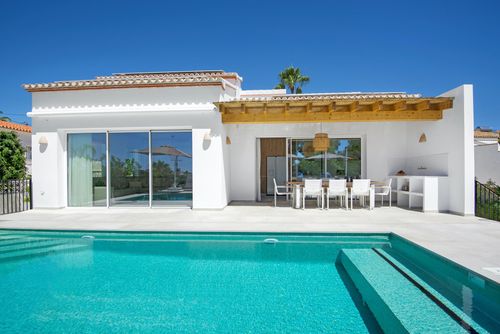 Villa La Bonita Hermosa y lujosa villa con piscina climatizada en Moraira, Costa Blanca, España para 6 personas. La villa está situada en una zona de playa residencial y montañosa a 2 km de la Playa de la Ampolla....